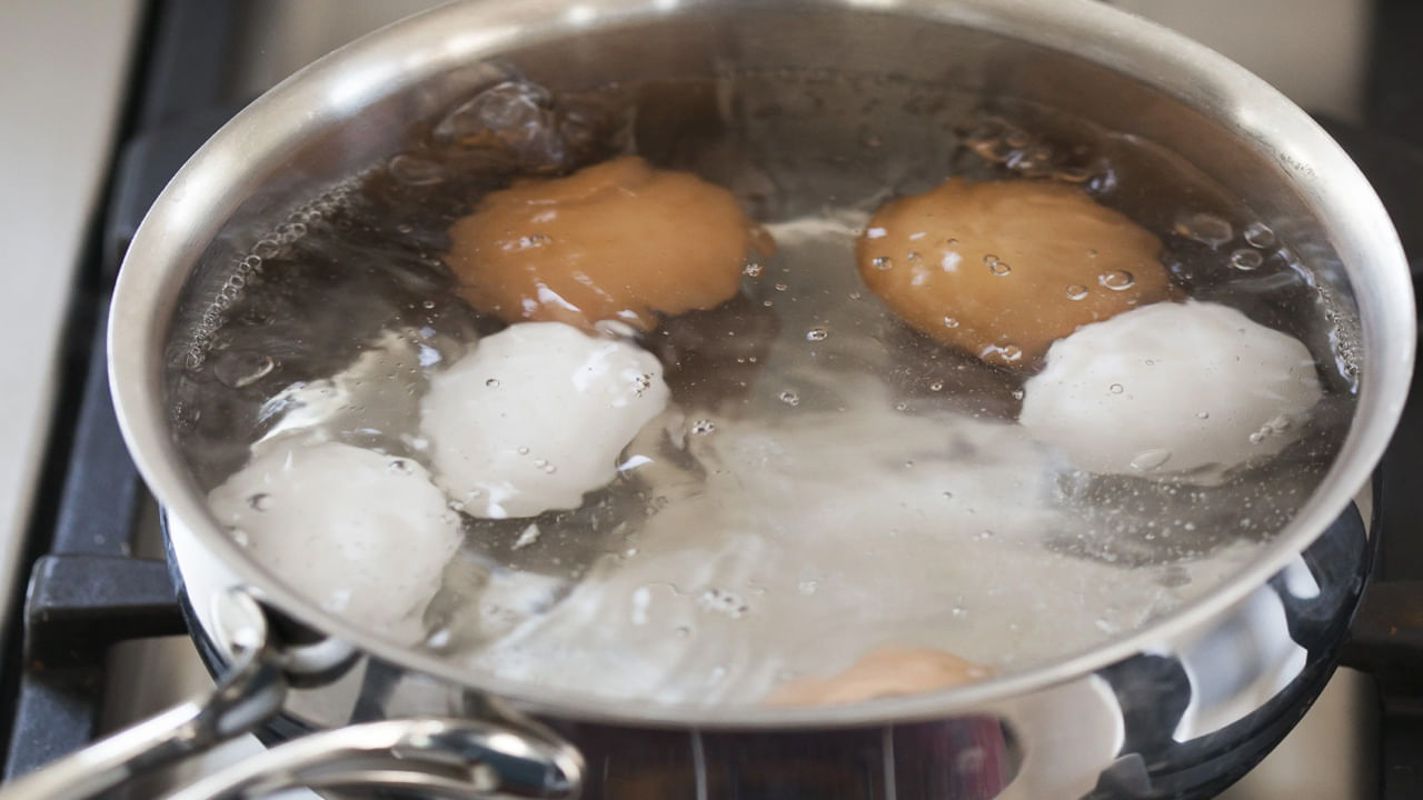 Benefits Of Boiled Egg Water గుడ్లు ఉడకబెట్టిన నీటిని ఏం చేస్తున్నారు