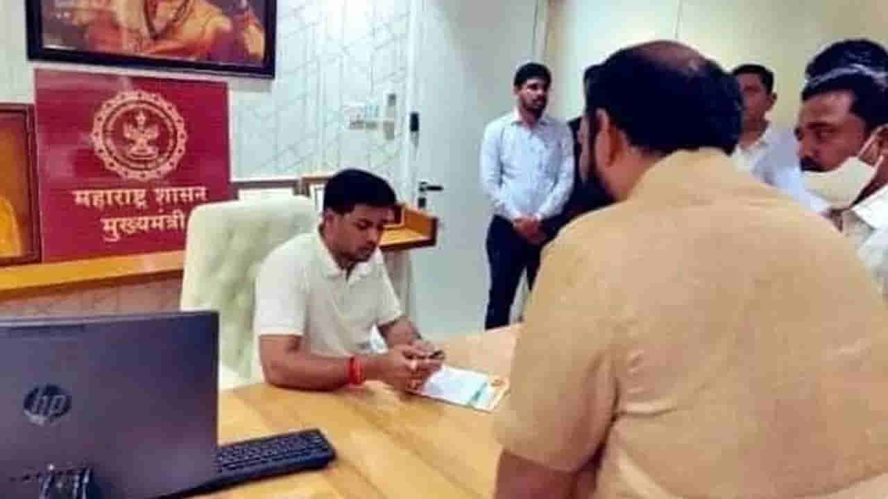 Sena vs Sena Row: ముఖ్యమంత్రి కుర్చీలో షిండే కుమారుడు.. సూపర్‌ సీఎం అంటూ విపక్షాల విమర్శలు..