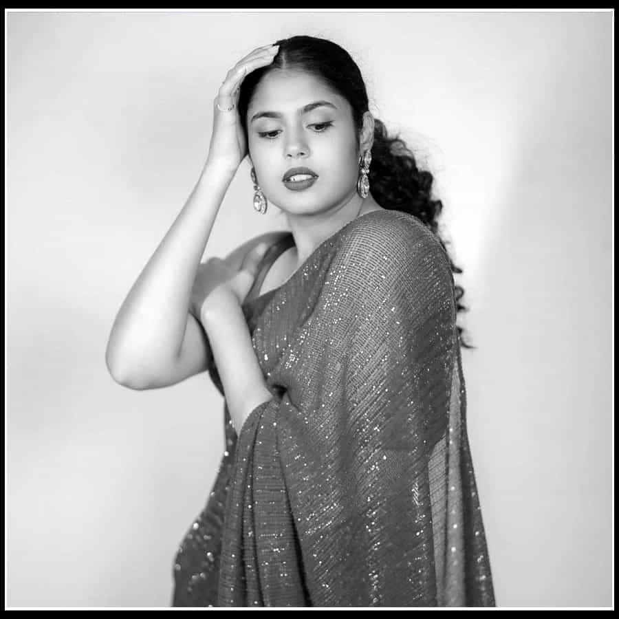 Faria Abdullah: చీరకట్టు ఒంపుసొంపులతో మతిపోగొడుతున్న 'ఫరియా'..