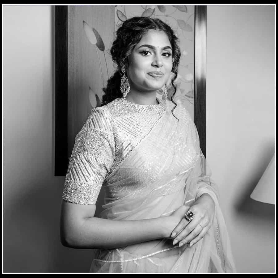 Faria Abdullah: చీరకట్టు ఒంపుసొంపులతో మతిపోగొడుతున్న 'ఫరియా'..