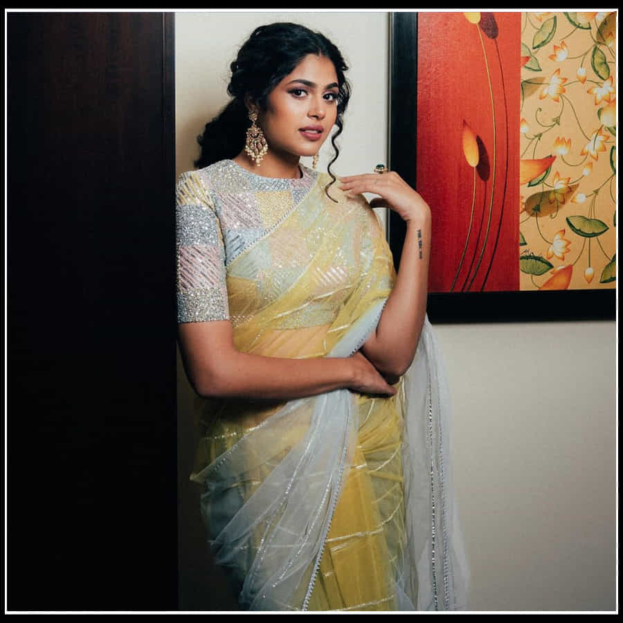 Faria Abdullah: చీరకట్టు ఒంపుసొంపులతో మతిపోగొడుతున్న 'ఫరియా'..