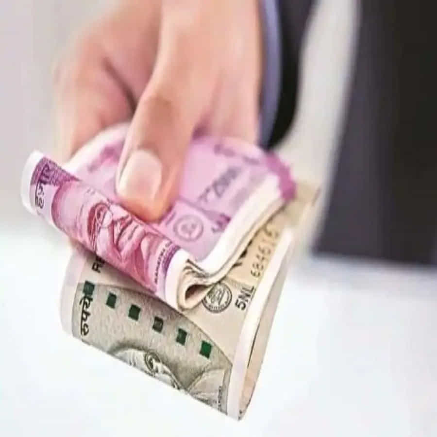 SBI ఈ FD పేరు మల్టీ ఆప్షన్ డిపాజిట్ స్కీమ్. SBI మోడ్స్ అనేది టర్మ్ డిపాజిట్ స్కీమ్. ఇది కస్టమర్ సేవింగ్స్, కరెంట్ అకౌంట్కి లింక్ చేయబడింది. సాధారణ టర్మ్ డిపాజిట్ కాకుండా SBI మోడ్ల ఖాతా నుండి ముందుగానే డబ్బును విత్డ్రా చేస్తే కస్టమర్ ఎలాంటి పెనాల్టీ చెల్లించాల్సిన అవసరం లేదు. అతి ముఖ్యమైన విషయం ఏమిటంటే మీకు కావలసినప్పుడు FD నుండి డబ్బును విత్డ్రా చేసుకోవచ్చు.