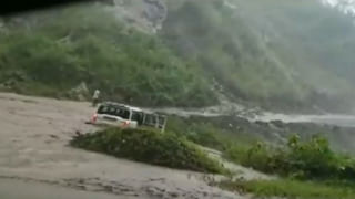 Heavy Rains: వర్ష బీభత్సం.. వరద నీటిలో రోడ్లపై ఈతకొడుతున్న జనాలు