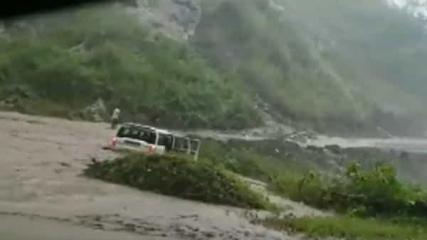 Flash Floods: కళ్లముందే వరదలో కొట్టుకుపోయిన ఎస్యూవీ వాహనం.. అంతుచిక్కని ఆ ముగ్గురి జాడ.. ఇంతకీ వారు ఏమైనట్టు..