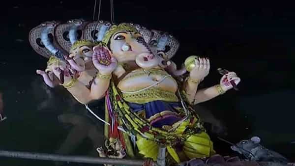GaneshNimajjanam: హుస్సేన్ సాగర్ చుట్టూ బారులు తీరిన గణనాథులు.. ఇప్పటివరకు ఎన్ని విగ్రహాలు నిమజ్జనం చేశారంటే?
