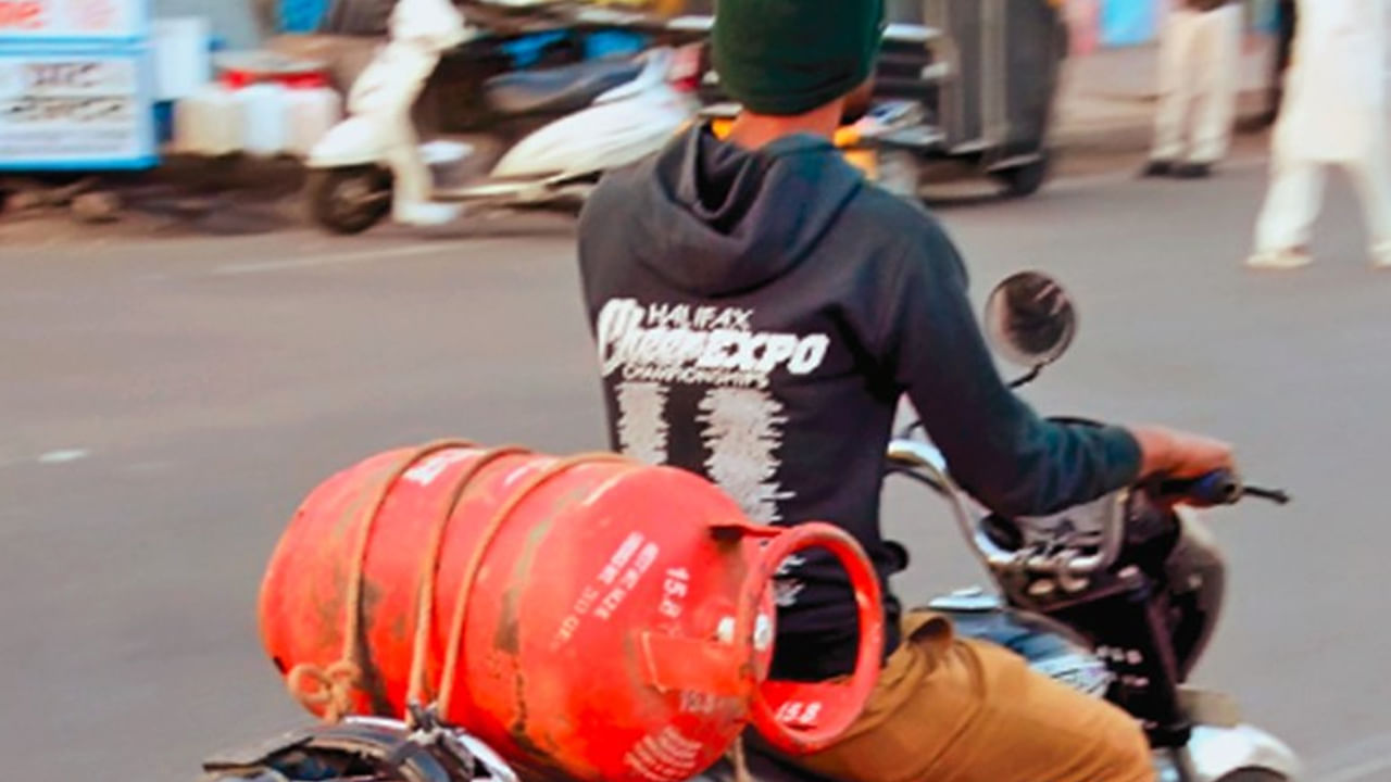 Viral: బైక్పై గ్యాస్ సిలిండర్.. తేడాగా వాలకం.. ఆపి చెక్ చేయగా పోలీసులు స్టన్.. లోపల