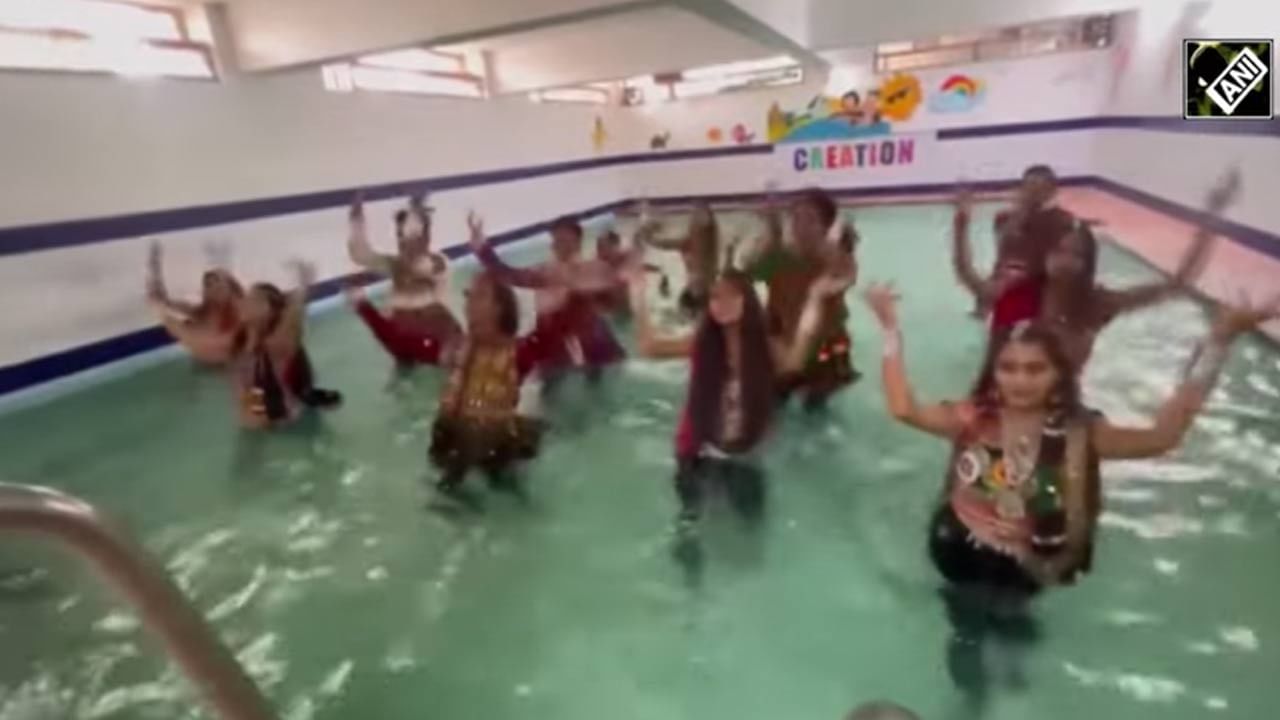 Garba Dance in Swimming Pool: సంప్రదాయ దుస్తుల్లో.. స్విమ్మింగ్ పూల్‌లో గర్బా.. భిన్నంగా స్పందిస్తున్న నెటిజన్లు..
