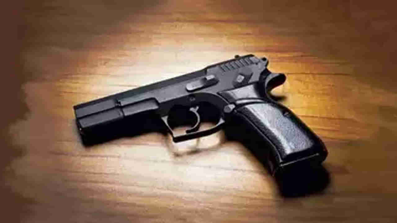 Madhya Pradesh: భార్య వైపు చూస్తున్నాడని.. తుపాకీతో కాల్చేశాడు.. ముగ్గురు స్పాట్ లోనే, మరో ఇద్దరు..