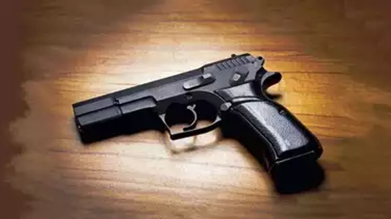 Madhya Pradesh: భార్య వైపు చూస్తున్నాడని.. తుపాకీతో కాల్చేశాడు.. ముగ్గురు స్పాట్ లోనే, మరో ఇద్దరు..