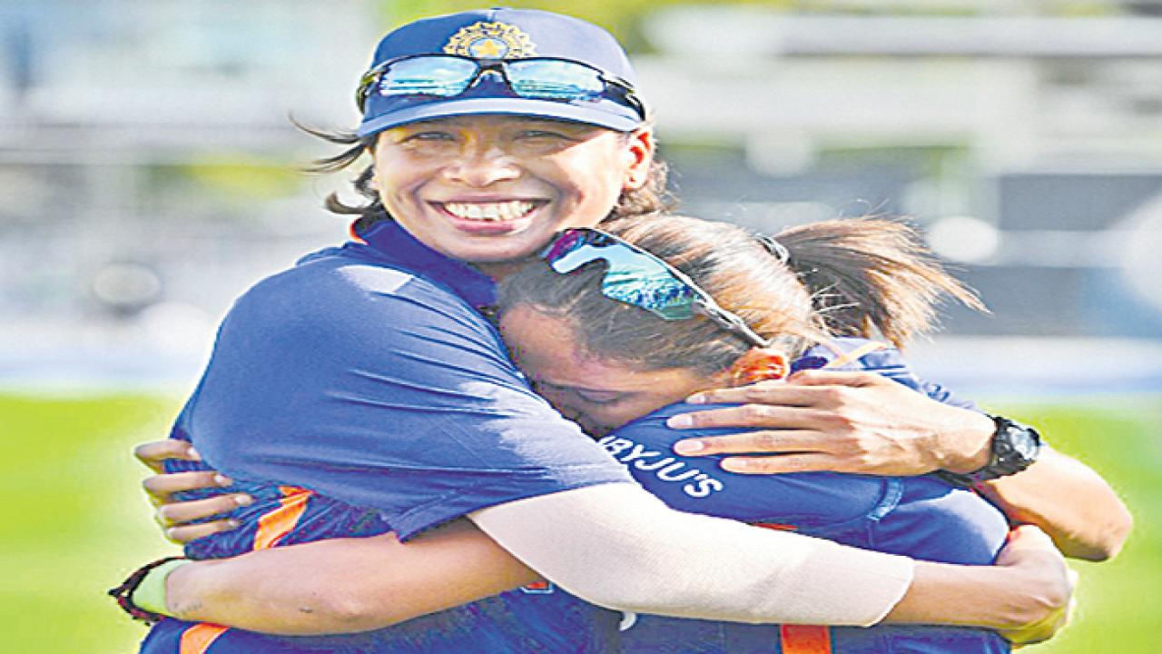 Jhulan Goswami: ఝులన్‌ రిటైర్మెంట్.. కెప్టెన్‌ హర్మన్‌ ఎమోషనల్‌.. చక్దా ఎక్స్‌ప్రెస్‌ని హత్తుకుని కన్నీళ్లు