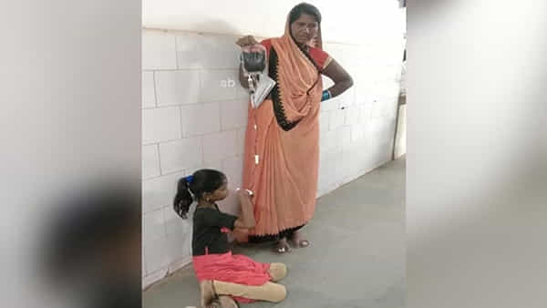 Government Hospital: సర్కార్ ఆస్పత్రిలో రోగుల దుస్థితి.. నేలపైనే చిన్నారికి రక్తం ఎక్కించిన వైద్యులు..