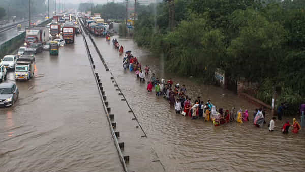 Heavy Rains: వర్ష బీభత్సం.. వరద నీటిలో రోడ్లపై ఈతకొడుతున్న జనాలు