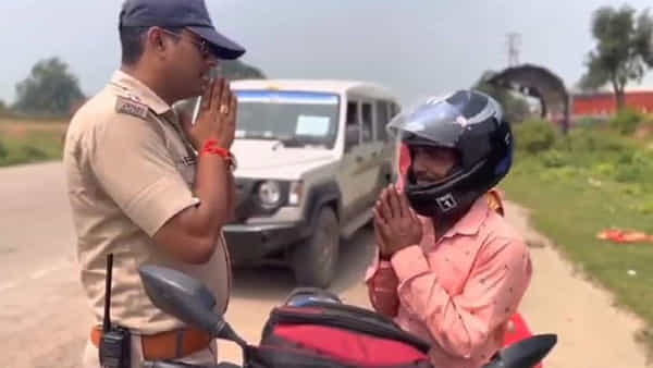 Viral Video: ఇకపై హెల్మెట్ లేదంటే ఐదు రెట్లు జరిమానా.. పోలీసుల వెరైటీ ఎవేర్ నెస్..