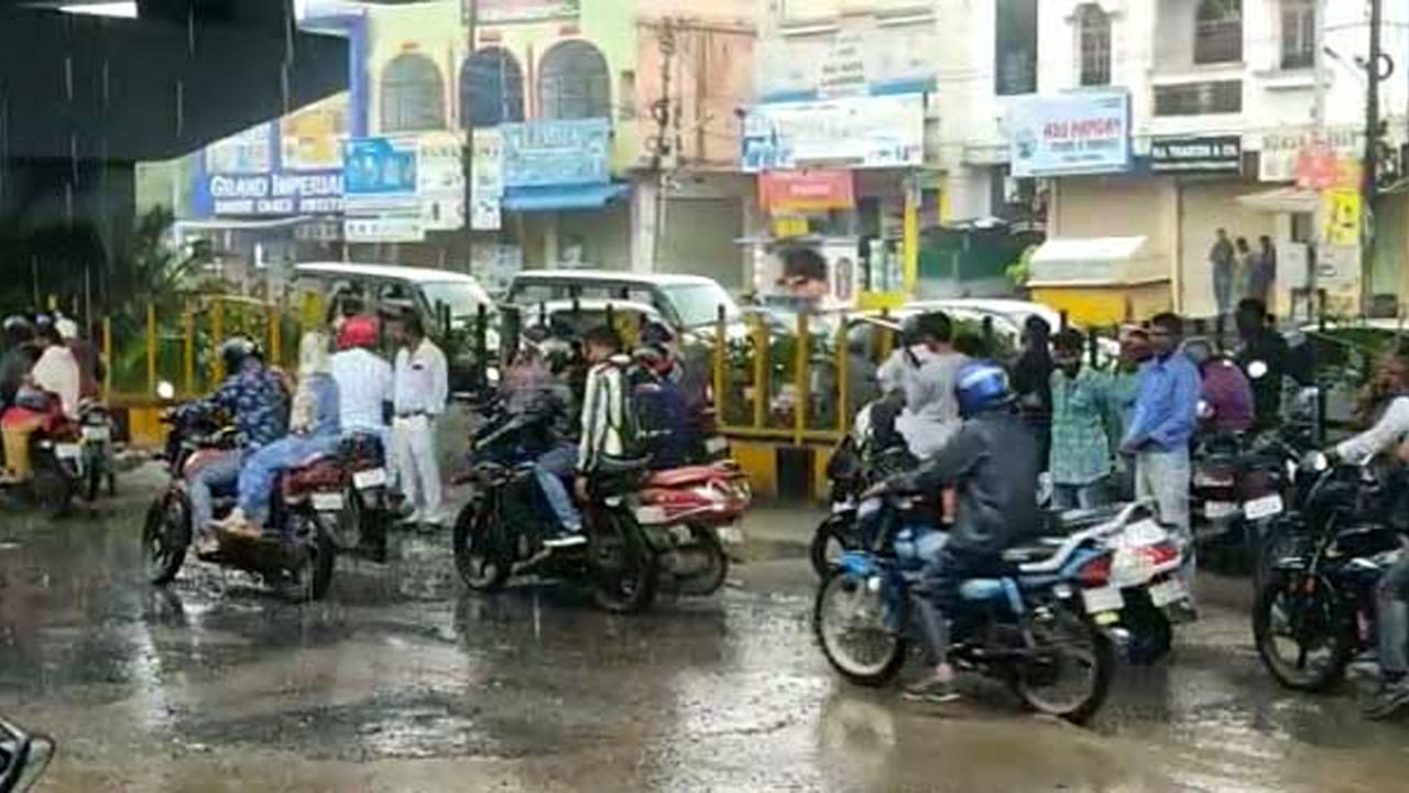Hyderabad: హైదరాబాద్‌లో భారీ వర్షం.. రోడ్లు జలమయం.. మరో రెండు రోజుల పాటు..