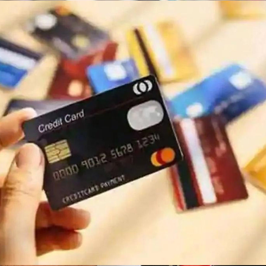However, the bank has said that this charge will be charged on all credit card transactions from the 20th of next month.  In recent times, the number of people using credit cards has increased a lot.  These cards are mostly used for shopping, rent payment and other payments.  Due to this, many banks are also imposing various charges on the use of credit cards. 
