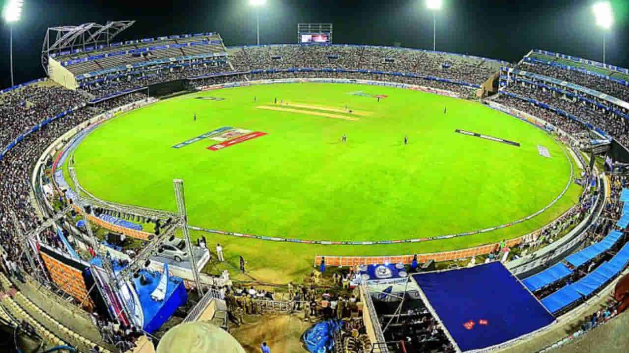 Hyderabad: మ్యాచ్ చూసేందుకు వెళ్లే ఫ్యాన్స్కు అలెర్ట్.. స్టేడియంలోకి ఈ వస్తువులు అనుమతించబడవు..