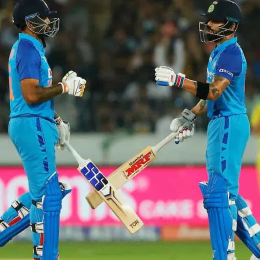 సూర్యకుమార్ యాదవ్ ఒక క్యాలెండర్ ఇయర్లో అత్యధిక T20I పరుగులు చేసిన ఆటగాడిగా నిలవనున్నాడు. ప్రస్తుతం అతని పేరు మీద 682 పరుగులు ఉన్నాయి. అయితే దక్షిణాఫ్రికాపై 7వ పరుగు చేస్తే శిఖర్ ధావన్ పేరిట ఉన్న భారత రికార్డును సమం చేస్తాడు. ఇక 8వ పరుగు కూడా సాధిస్తే ధావన్ను ఈ లిస్టునుంచి తప్పిస్తాడు.