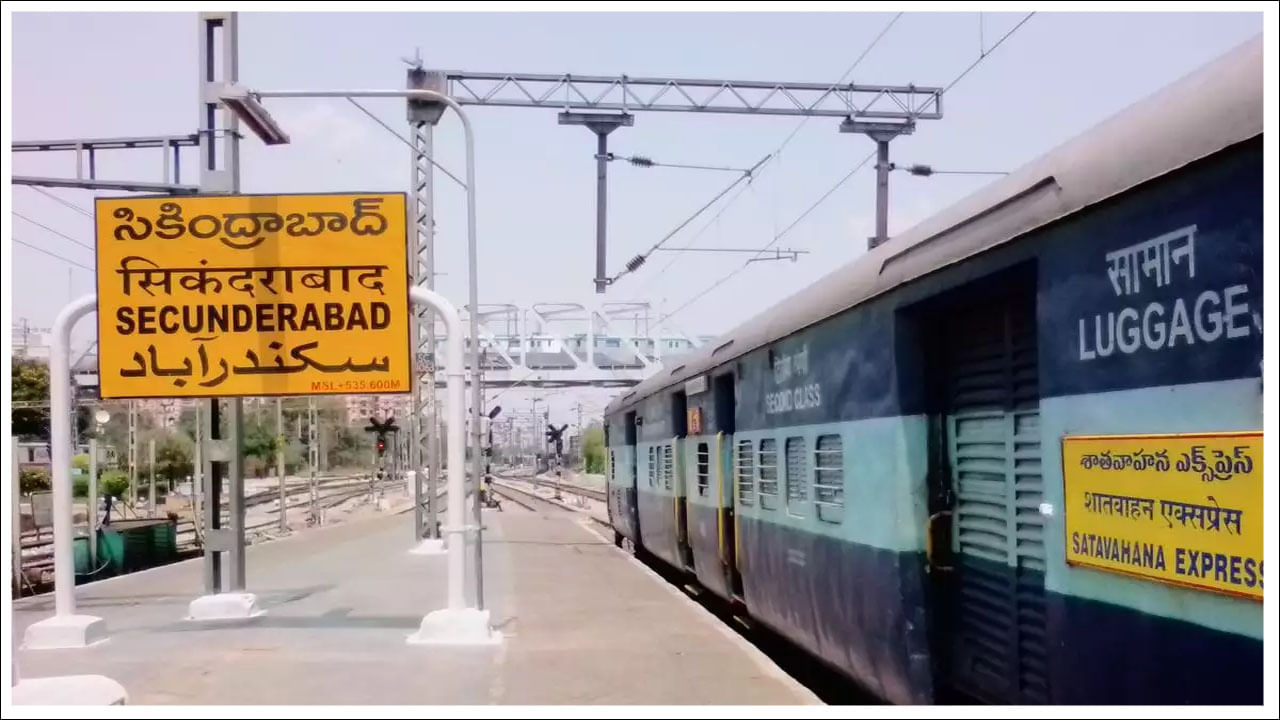Indian Railway: రైల్వే స్టేషన్‌లో నేమ్‌ బోర్డు పసుపు రంగులో.. అక్షరాలు నలుపు రంగులో ఎందుకు ఉంటాయి..? అసలు కారణం ఇదే..!