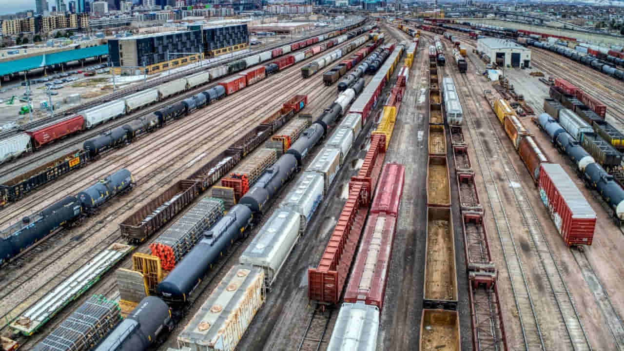 Indian Railways: రైల్వే భూముల విషయంలో కేంద్రం కీలక నిర్ణయం.. 35 ఏళ్లకు లీజ్.. లైసెన్స్ ఫీజు తగ్గింపు..