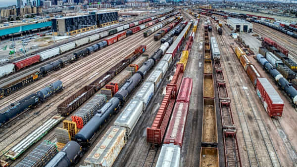 Indian Railways: రైల్వే భూముల విషయంలో కేంద్రం కీలక నిర్ణయం.. 35 ఏళ్లకు లీజ్.. లైసెన్స్ ఫీజు తగ్గింపు..