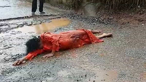 Viral Video: వర్షాలకు దెబ్బతిన్న రోడ్లపై దొర్లుతున్న బాబా.. ప్రభుత్వానికి కనువిప్పు కలగాలని విన్నపం..