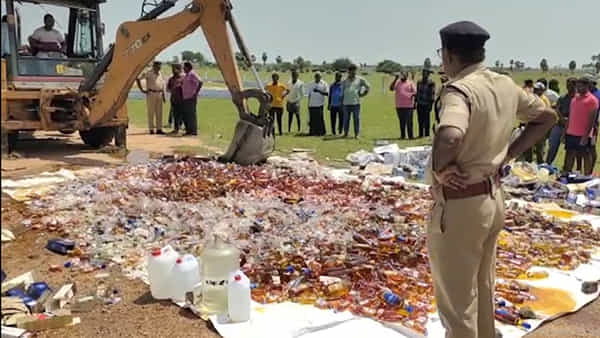 Andhra Pradesh: అక్రమ మద్యంపై అధికారుల ఉక్కుపాదం.. జేసీబీతో 7200 బాటిళ్ల ధ్వంసం.. వైరల్ అవుతోన్న వీడియో..