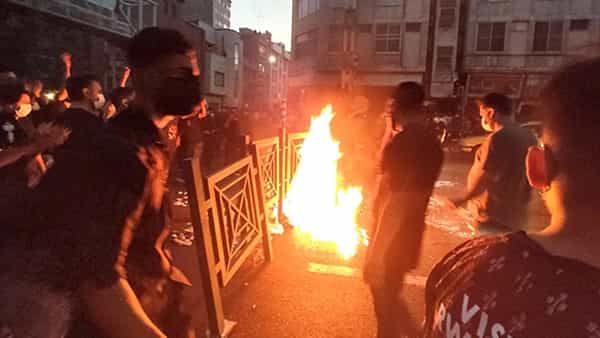 Iran Hijab Protest: హిజాబ్ వ్యతిరేక ఆందోళనలతో అట్టుడుకుతున్న ఇరాన్.. 41 మంది మృతి.. 700 మంది..