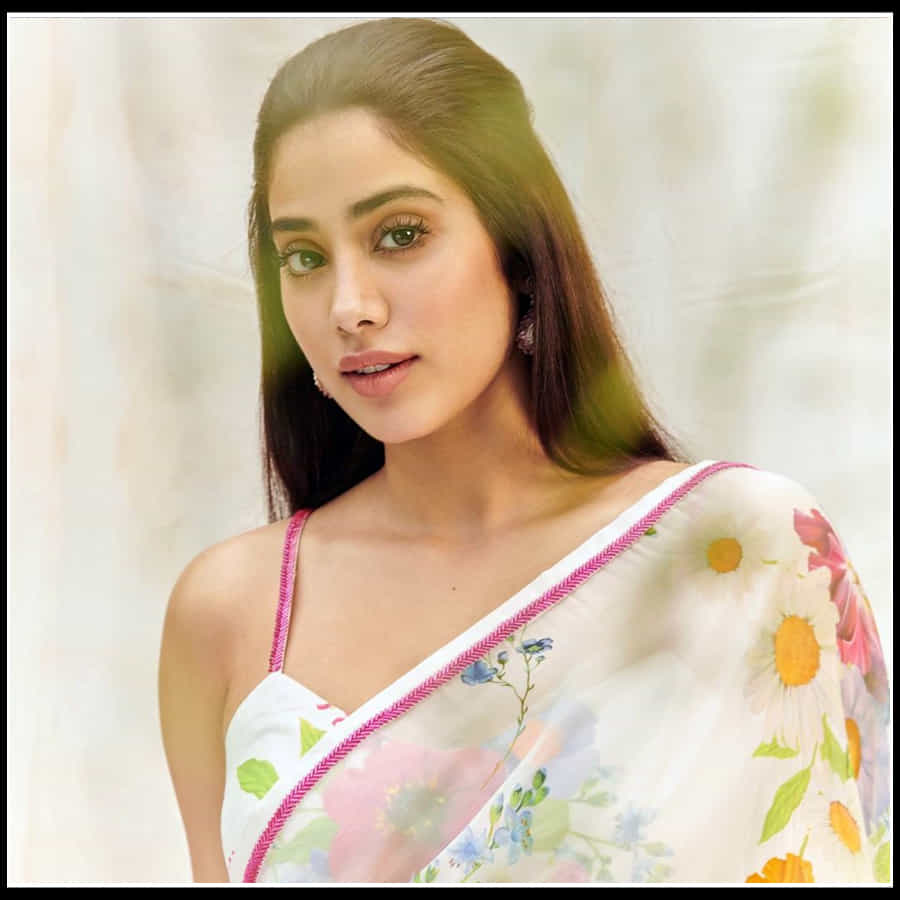 Janhvi Kapoor: చీరకట్టులో జాన్వీ అందాల విందు.. ఇలా చూస్తే ఉండగలరా కుర్రకారు..