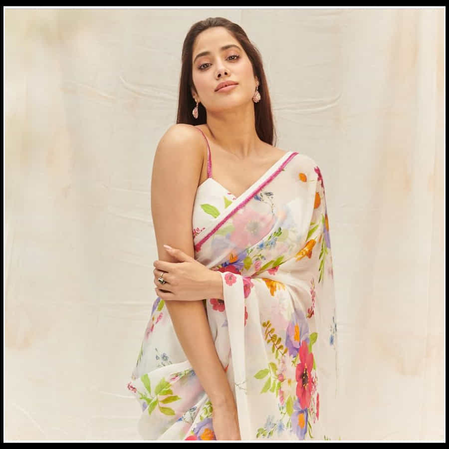 Janhvi Kapoor: చీరకట్టులో జాన్వీ అందాల విందు.. ఇలా చూస్తే ఉండగలరా కుర్రకారు..