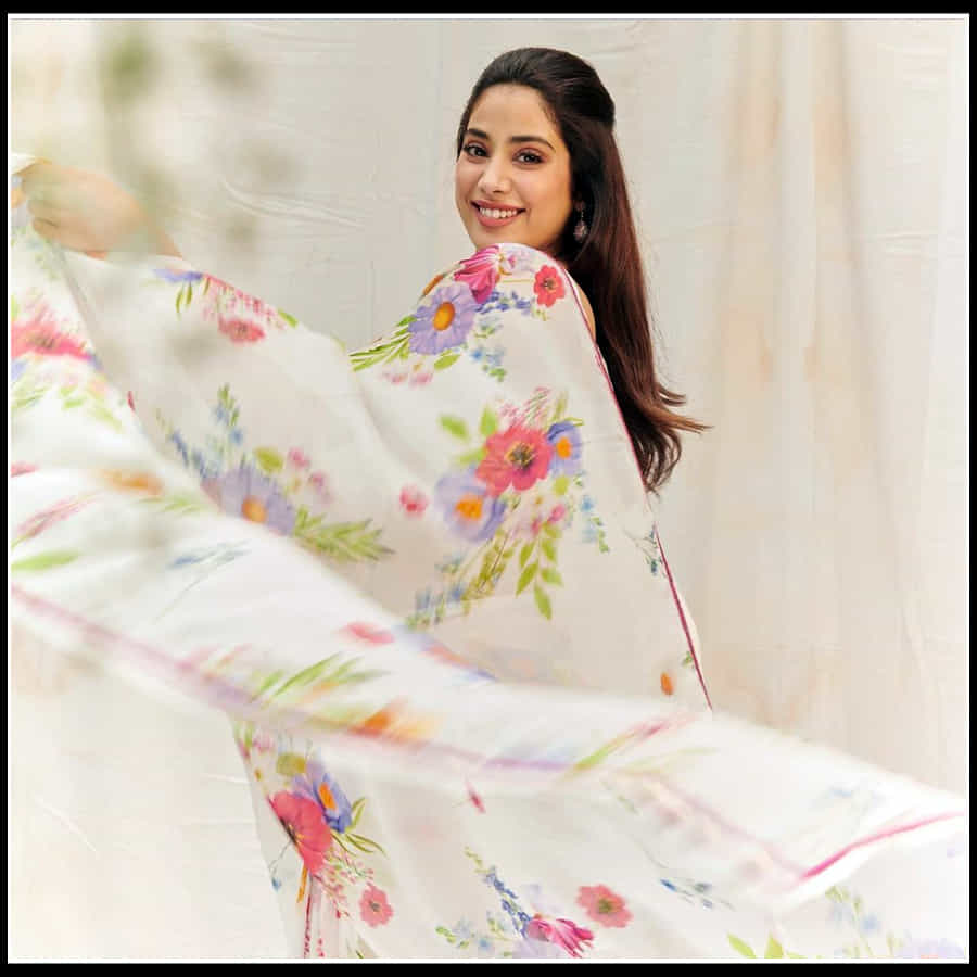 Janhvi Kapoor: చీరకట్టులో జాన్వీ అందాల విందు.. ఇలా చూస్తే ఉండగలరా కుర్రకారు..