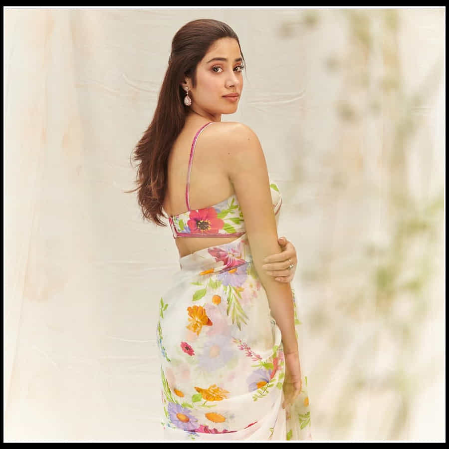 Janhvi Kapoor: చీరకట్టులో జాన్వీ అందాల విందు.. ఇలా చూస్తే ఉండగలరా కుర్రకారు..