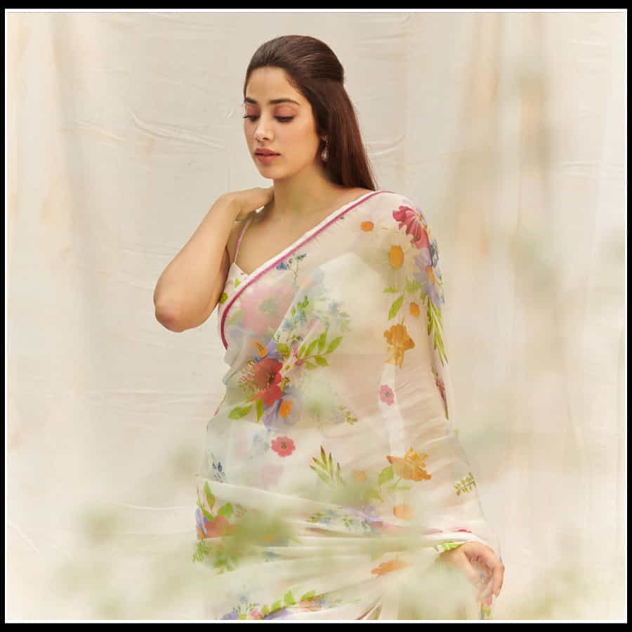 Janhvi Kapoor: చీరకట్టులో జాన్వీ అందాల విందు.. ఇలా చూస్తే ఉండగలరా కుర్రకారు..