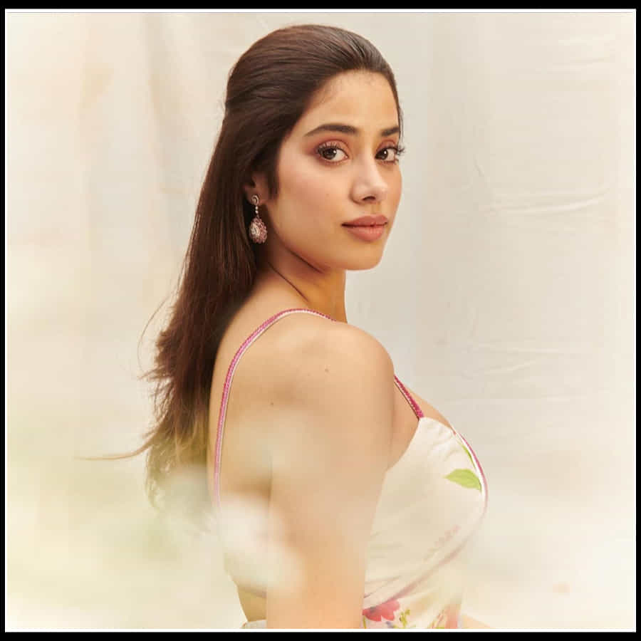 Janhvi Kapoor: చీరకట్టులో జాన్వీ అందాల విందు.. ఇలా చూస్తే ఉండగలరా కుర్రకారు..