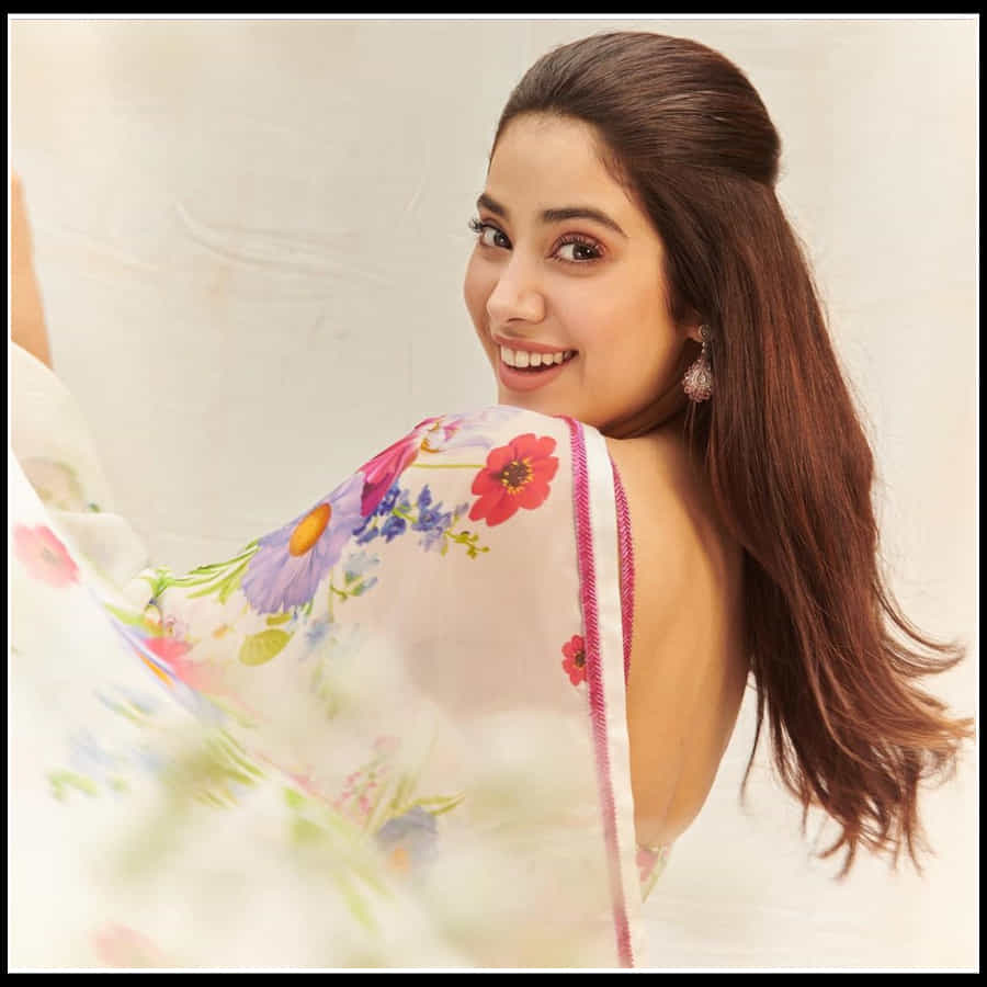 Janhvi Kapoor: చీరకట్టులో జాన్వీ అందాల విందు.. ఇలా చూస్తే ఉండగలరా కుర్రకారు..