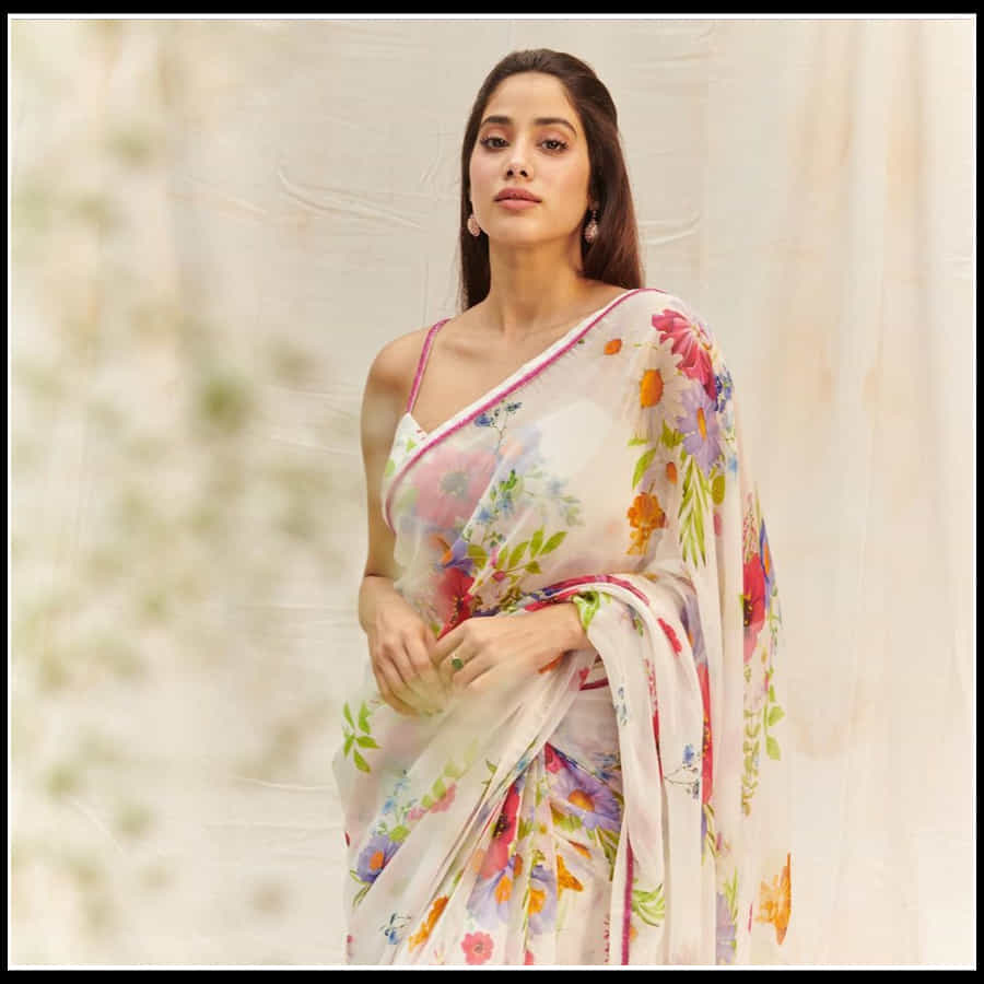 Janhvi Kapoor: చీరకట్టులో జాన్వీ అందాల విందు.. ఇలా చూస్తే ఉండగలరా కుర్రకారు..