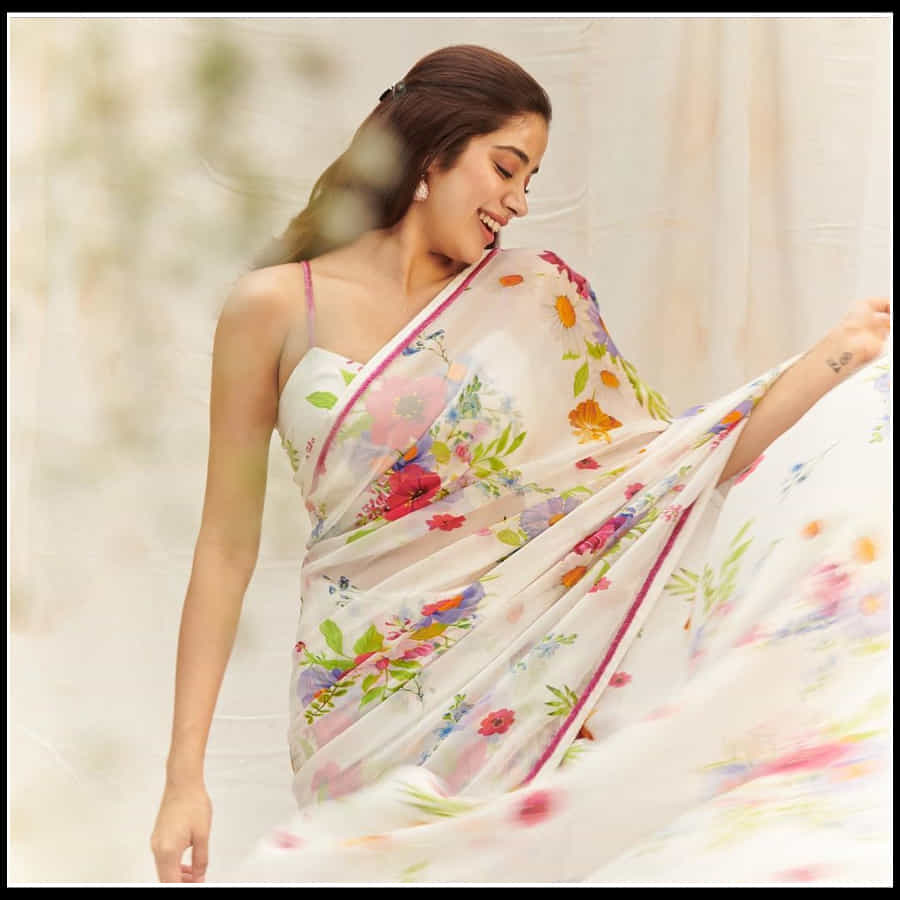 Janhvi Kapoor: చీరకట్టులో జాన్వీ అందాల విందు.. ఇలా చూస్తే ఉండగలరా కుర్రకారు..