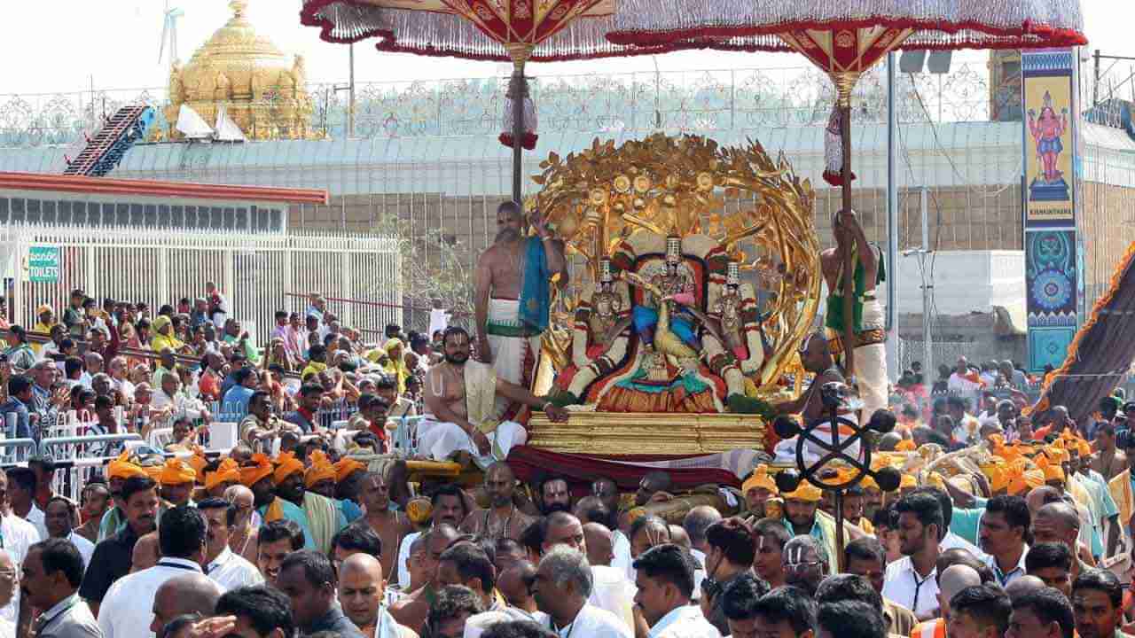 Tirumala Brahmotsavalu: కల్పవృక్షంపై కోరికలు తీర్చే కొండంత దేవుడు.. అశేష భక్తజన సందోహం మధ్య ఘనంగా ఉత్సవాలు