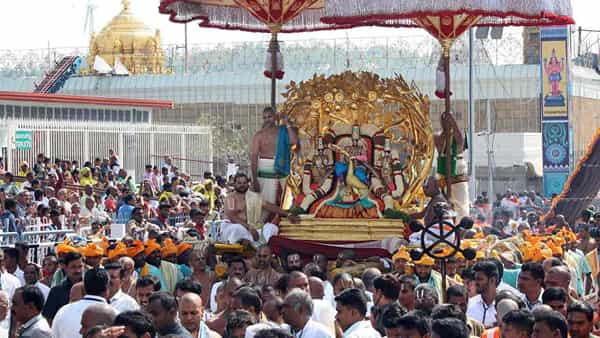 Tirumala Brahmotsavalu: కల్పవృక్షంపై కోరికలు తీర్చే కొండంత దేవుడు.. అశేష భక్తజన సందోహం మధ్య ఘనంగా ఉత్సవాలు