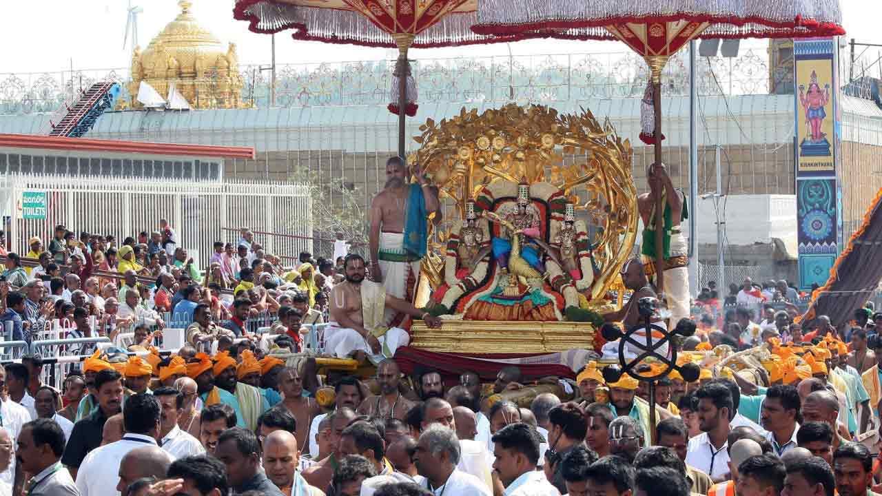 Tirumala Brahmotsavalu: కల్పవృక్షంపై కోరికలు తీర్చే కొండంత దేవుడు.. అశేష భక్తజన సందోహం మధ్య ఘనంగా ఉత్సవాలు