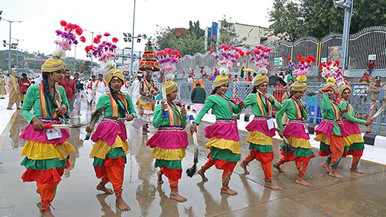 కల్పవృక్ష వాహనంపై రాజమన్నార్ అలంకారంలో శ్రీ మలయప్ప