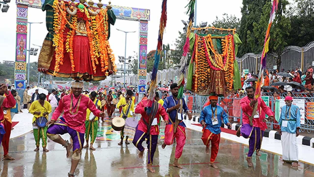కల్పవృక్ష వాహనంపై రాజమన్నార్ అలంకారంలో శ్రీ మలయప్ప