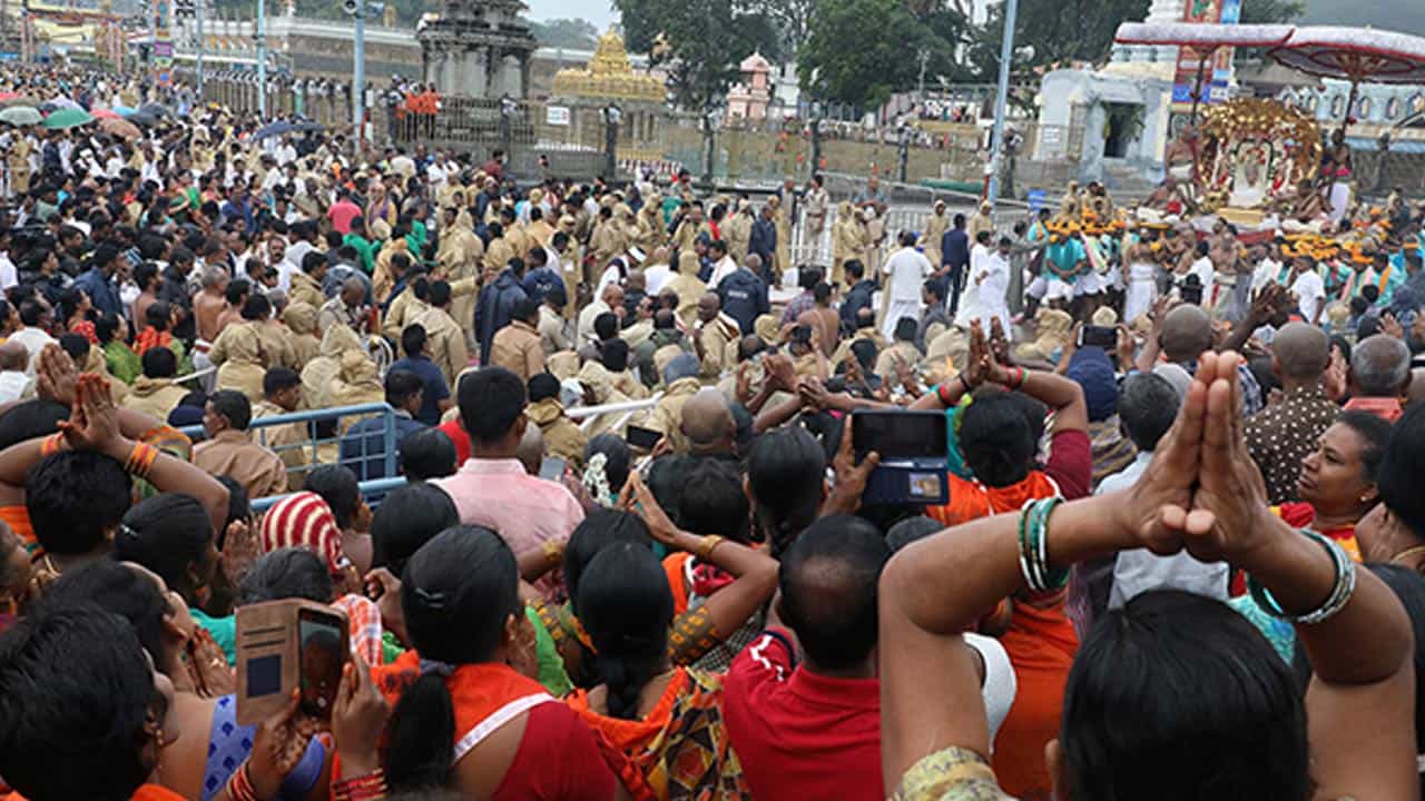 కల్పవృక్ష వాహనంపై రాజమన్నార్ అలంకారంలో శ్రీ మలయప్ప