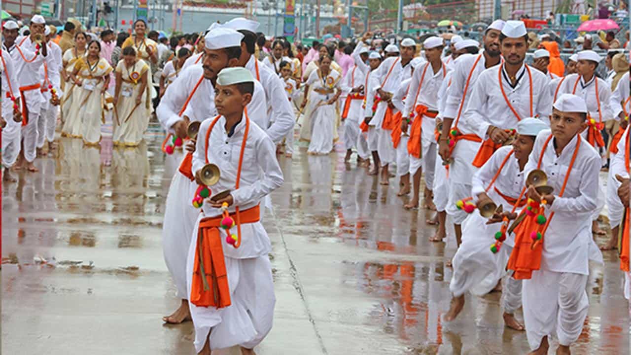 కల్పవృక్ష వాహనంపై రాజమన్నార్ అలంకారంలో శ్రీ మలయప్ప