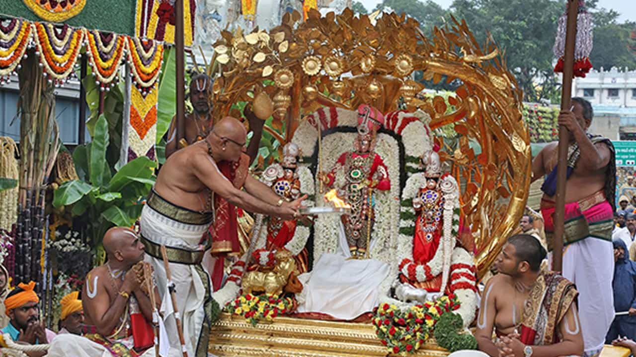 అటువంటి కల్పవృక్ష వాహనాన్ని అధిరోహించి నాలుగో రోజు ఉదయం శ్రీవారు దర్శనమిచ్చారు.