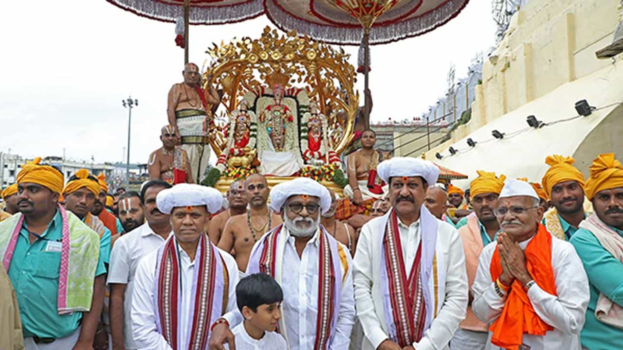 ఈ కార్యక్రమంలో శ్రీశ్రీశ్రీ పెద్దజీయర్స్వామి, శ్రీశ్రీశ్రీ చిన్నజీయర్స్వామి, టిటిడి ధర్మకర్తల మండలి అధ్యక్షులు శ్రీ వైవి.సుబ్బారెడ్డి, ఈవో శ్రీ ఎవి.ధర్మారెడ్డి, బోర్డు సభ్యులు శ్రీ పోకల అశోక్కుమార్, శ్రీమతి వేమిరెడ్డి ప్రశాంతిరెడ్డి, జెఈవోలు శ్రీమతి సదా భార్గవి, శ్రీ వీరబ్రహ్మం, సివిఎస్వో శ్రీ నరసింహ కిషోర్, చీఫ్ ఇంజినీర్ శ్రీ నాగేశ్వరరావు, ఆలయ డెప్యూటీ ఈవో శ్రీ రమేష్బాబు, పేష్కార్ శ్రీ శ్రీహరి ఇతర అధికారులు పాల్గొన్నారు.