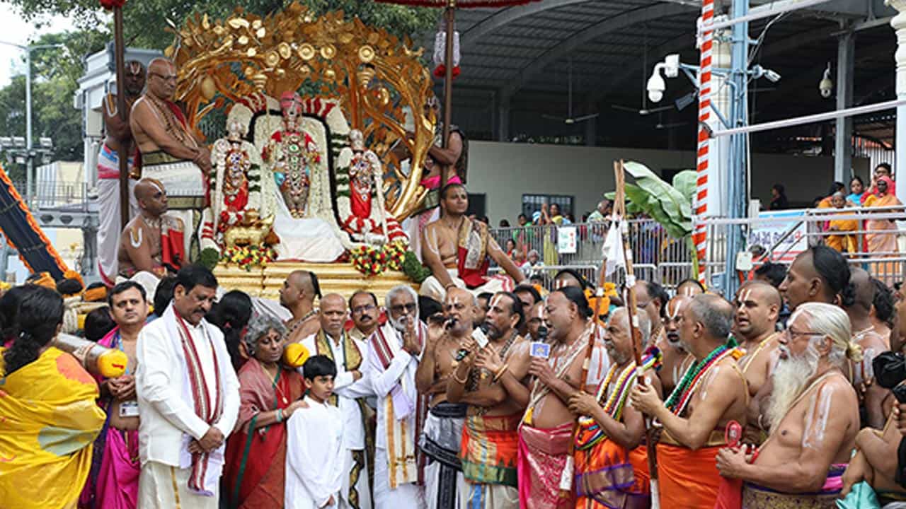కల్పవృక్ష వాహనంపై రాజమన్నార్ అలంకారంలో శ్రీ మలయప్ప