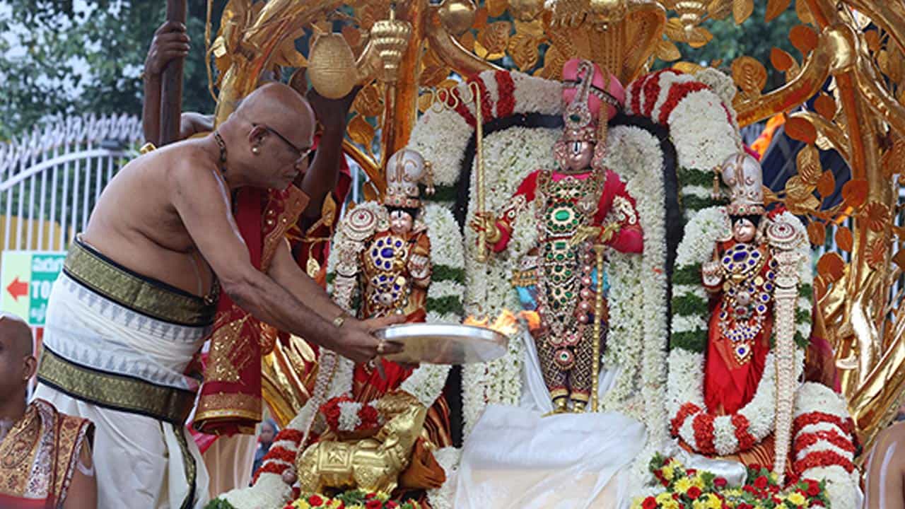 లియుగ ప్రత్యక్ష దైవమైన తిరుమల శ్రీ వేంకటేశ్వరస్వామివారి బ్రహ్మోత్సవాల్లో నాలుగో రోజైన శుక్రవారం ఉదయం శ్రీమలయప్ప స్వామివారు ఉభయదేవేరులతో కలిసి రాజమన్నార్ అలంకారంలో కల్పవృక్ష వాహనంపై భక్తులకు అభయమిచ్చారు. ఉదయం 8 గంటల నుండి 10 గంటల వరకు స్వామివారు నాలుగు మాడ వీధుల్లో విహరించి భక్తులకు దర్శనభాగ్యం కల్పించారు