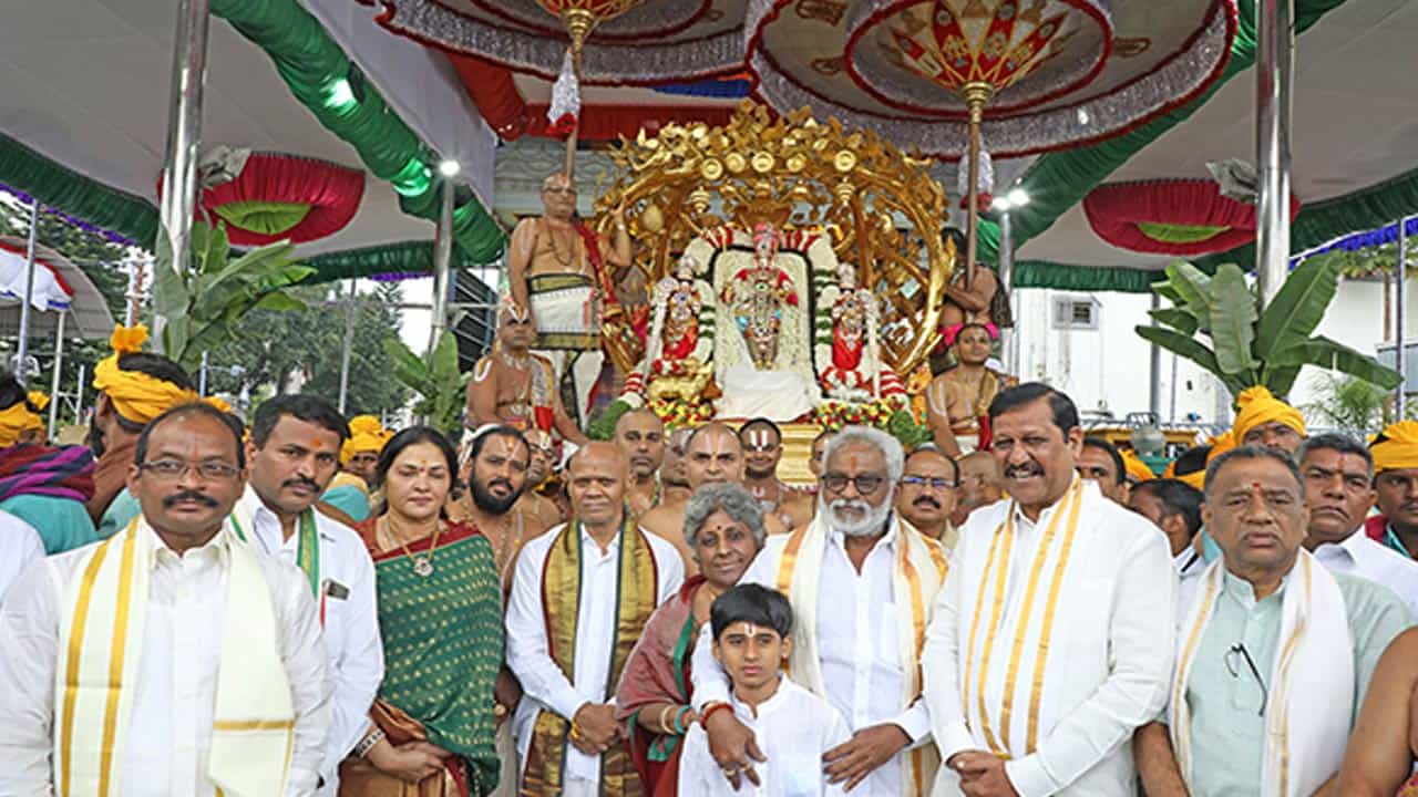 కల్పవృక్ష వాహనంపై రాజమన్నార్ అలంకారంలో శ్రీ మలయప్ప