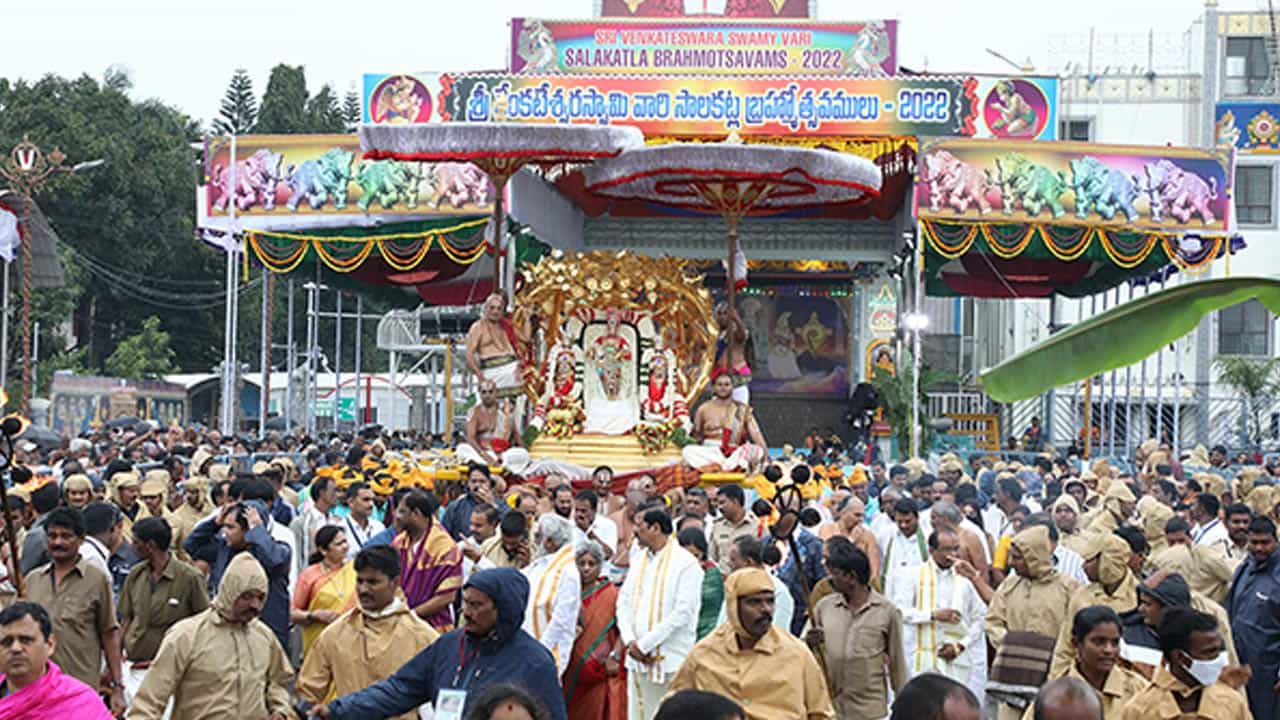 క్షీరసాగరమథనంలో విలువైన వస్తువులెన్నో ఉద్భవించాయి. వాటిలో కల్పవృక్షం ఒకటి. ఈ చెట్టు నీడన చేరిన వారికి ఆకలిదప్పులుండవు. పూర్వజన్మస్మరణ కూడా కలుగుతుంది.