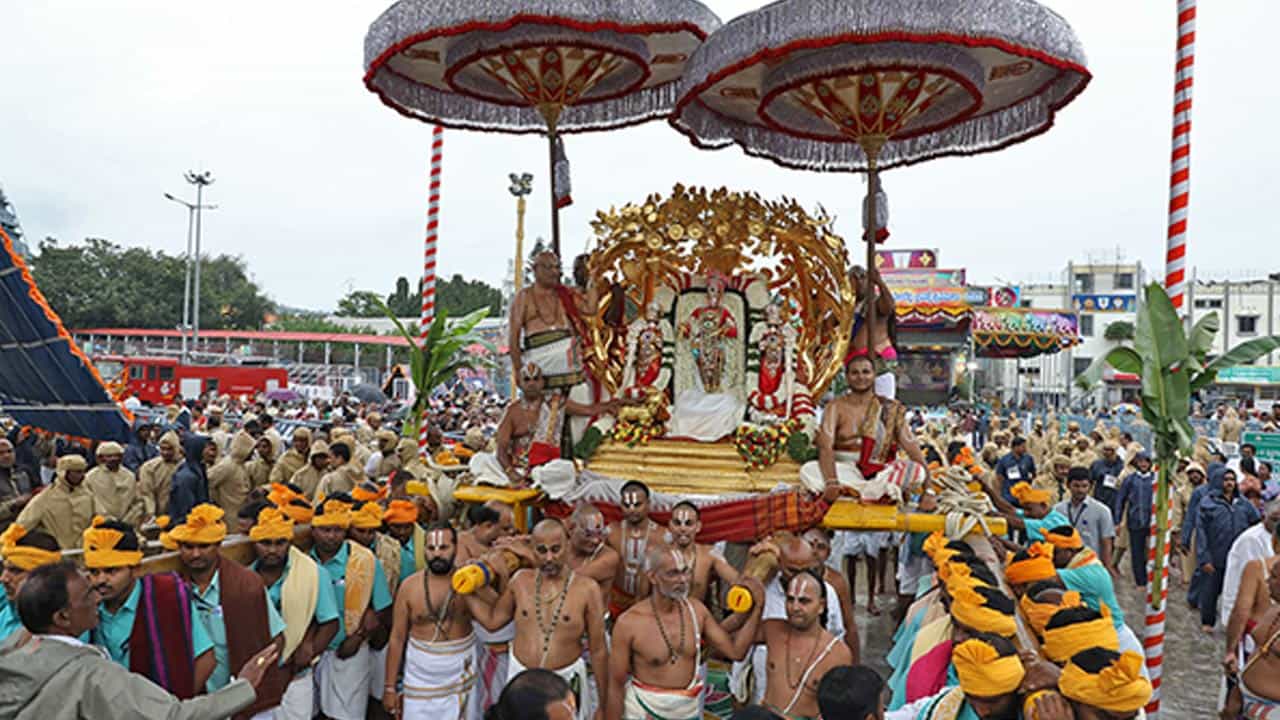 ఇతర వృక్షాలు తాము కాచిన ఫలాలు మాత్రమే ప్రసాదిస్తాయి. అలాకాక కల్పవృక్షం కోరుకున్న ఫలాలన్నింటినీ ప్రసాదిస్తుంది.